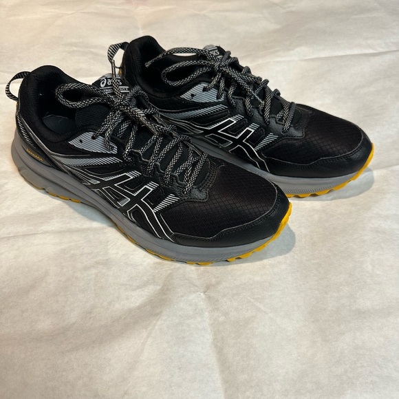ASICS Black and Gray Sneakers with Yellow Soles - Picture 10 of 11